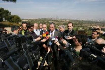 El presidente de la Cambra de Comerç de Tarragona, Albert Abelló, atiende a los medios de comunicación ante los terrenos del proyecto BCN World, un gran complejo turístico basada en casinos, hoteles y compras.