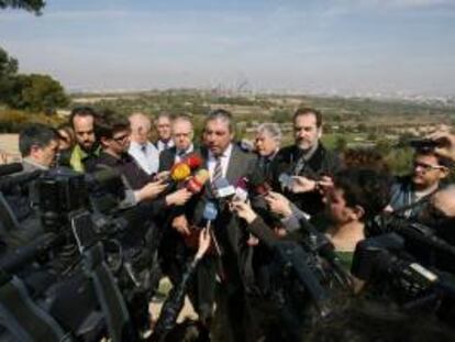 El presidente de la Cambra de Comerç de Tarragona, Albert Abelló, atiende a los medios de comunicación ante los terrenos del proyecto BCN World, un gran complejo turístico basada en casinos, hoteles y compras.