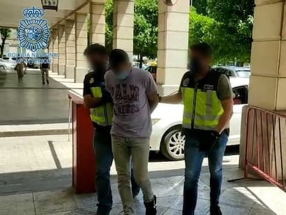 Traslado del detenido por el asesinato de su expareja a los juzgados sevillanos este viernes.