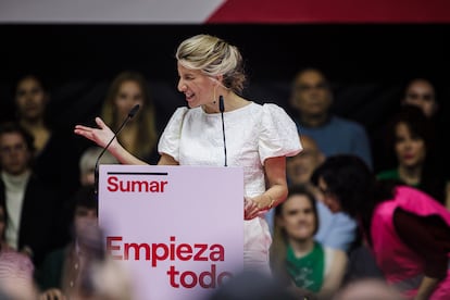 La vicepresidenta segunda y ministra de Trabajo y Economía Social, Yolanda Díaz, interviene en el acto 'Empieza todo' de la plataforma Sumar, en el que Díaz presenta su candidatura para la presidencia del Gobierno en las próximas elecciones generales, en el polideportivo Antonio Magariños, a 2 de abril de 2023, en Madrid, (España).