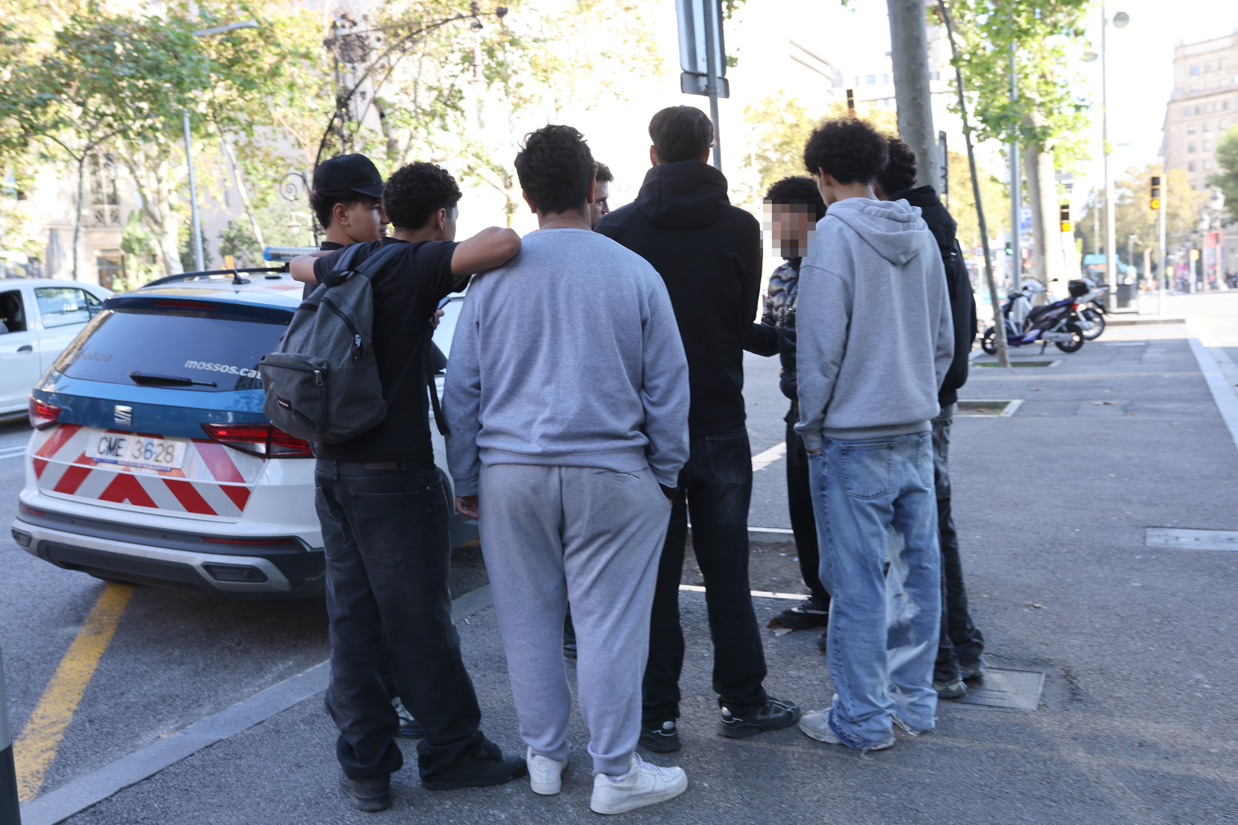 Agentes de los Mossos piden la identificacion a varios jóvenes en Barcelona.
