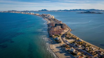 Vista aérea de La Manga del Mar Menor, la mayor laguna de agua salada de Europa.