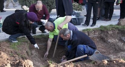 Exhumación en una fosa común de Alicante por la investigación de los bebés robados.