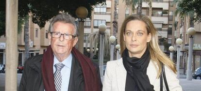 Isabel Campos, este jueves, al llegar al juzgado con su abogado.