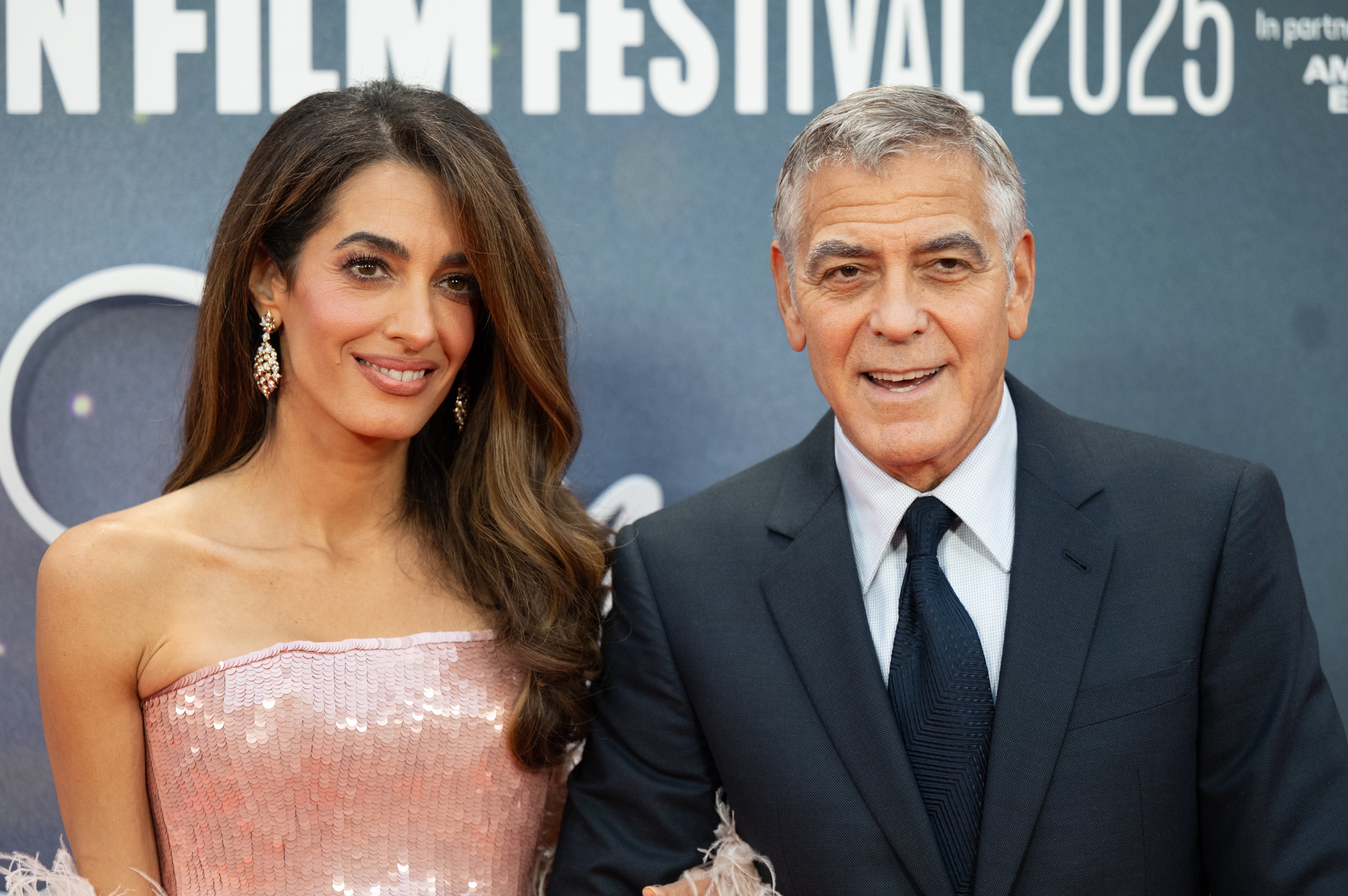 George Clooney y su mujer, Amal, obtienen la ciudadanía francesa: “Aquí no hay paparazis escondidos en las puertas de la escuela”