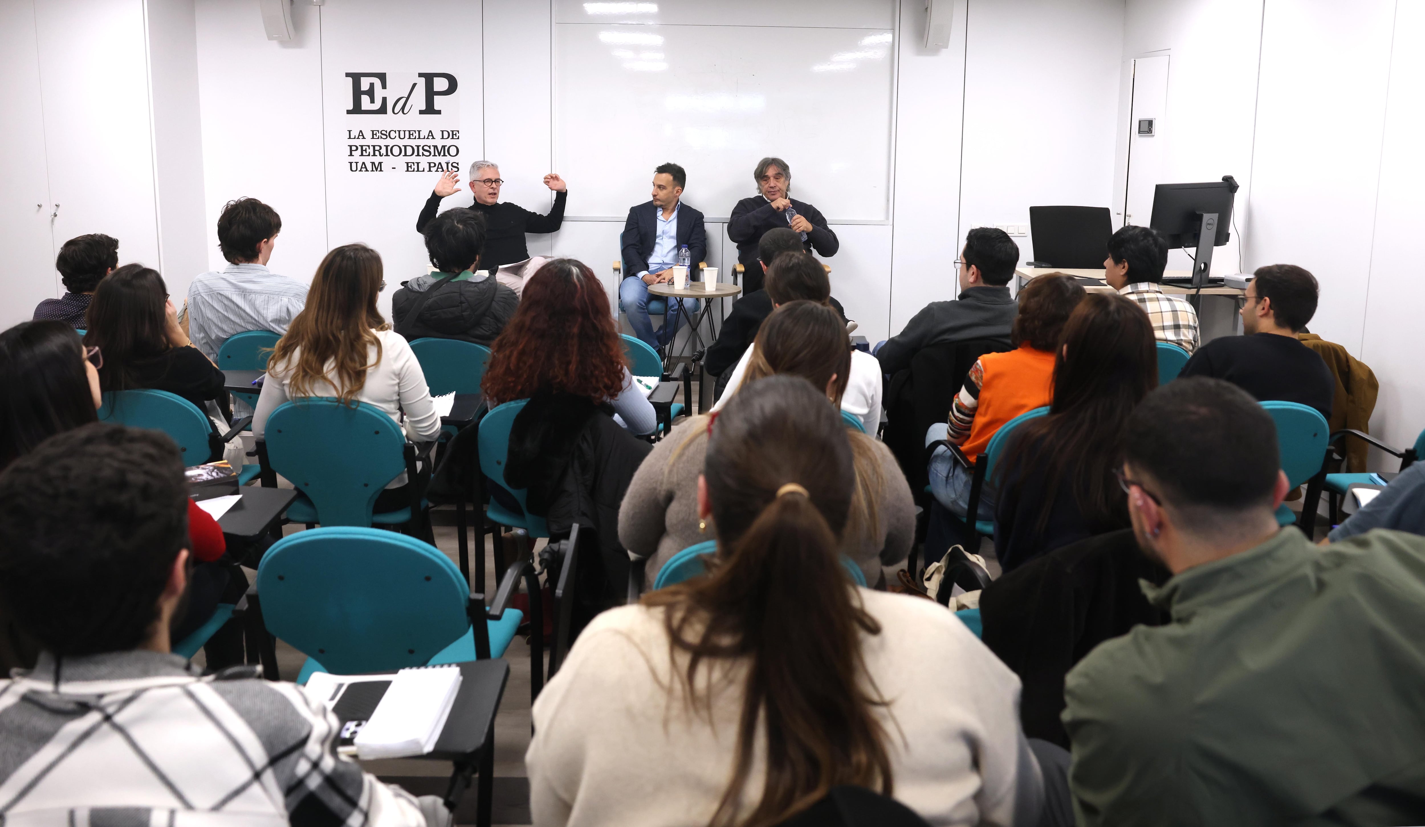 Un momento de la charla en la Escuela de Periodismo de EL PAÍS.
