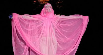 Lady Gaga con burka rosa en la Semana de la Moda de Londres de 2012.