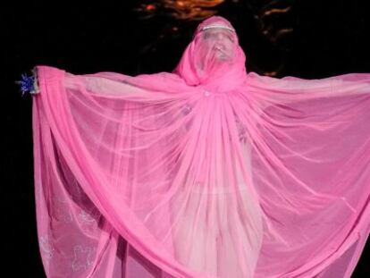 Lady Gaga con burka rosa en la Semana de la Moda de Londres de 2012. 