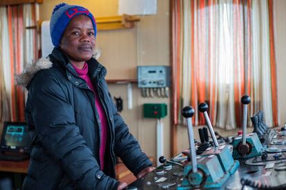 Nelago Kwedhi posa en la sala de mandos de su buque en Lüderitz, Namibia, durante el rodaje del documental 'La ciudad que nació del mar'.