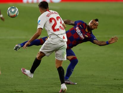 Arturo Vidal frente a Reguilón en el Sevilla-Barcelona.