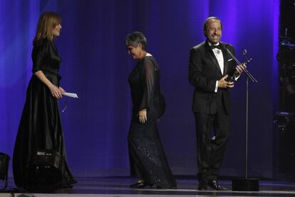 El actor argentino Guillermo Francella recibe el Premio Platino a la mejor actuación masculina por su rol en la película El Clan.