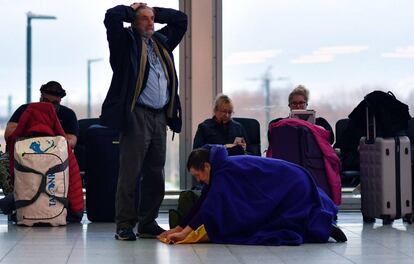 Un pasajero se echa las manos a la cabeza en la sala de espera de la Terminal Sur del Aeropuerto de Gatwick, en Londres (Reino Unido), el 21 de diciembro de 2018. Gatwick ha sufrido retrasos y cancelaciones en sus vuelos durante el jueves y el viernes debido a un ataque deliberado con drones para interrumpir el tráfico aéreo.