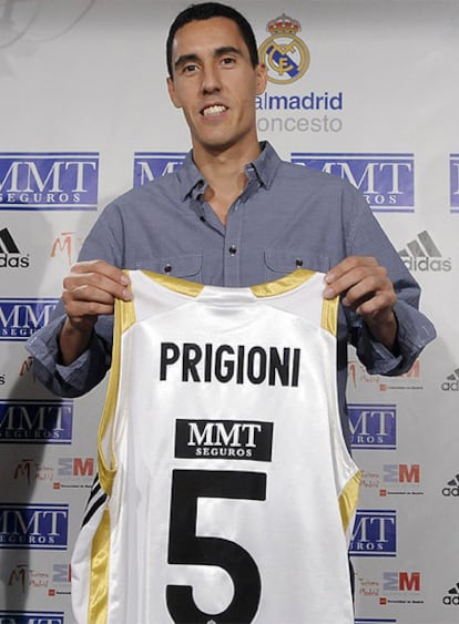 Prigioni muestra la camiseta que vestirá en el Real Madrid.