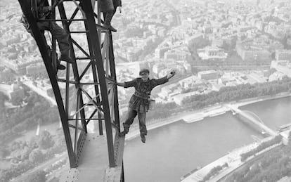 Un obrero hace malarabismos a 300 metros de altura. La foto está tomada el 29 Julio de 1924, durante unos trabajos de repintado de la torre. Bajo sus pies se puede ver el París de los años 30.