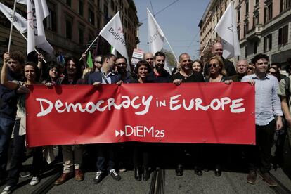 El exministro de Finanzas de Grecia Yanis Varoufakis (3 por la derecha) participan en una manifestación a favor de la Unión Europea, en Roma (Italia).