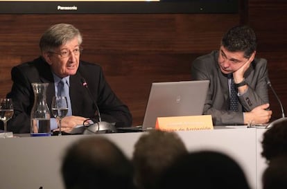 El presidente de la Fundación Eguía Careaga, Jesús Antonio Pérez de Arróspide, (izquierda) y Alfonso Gurpegui, viceconsejero de Asuntos Sociales.
