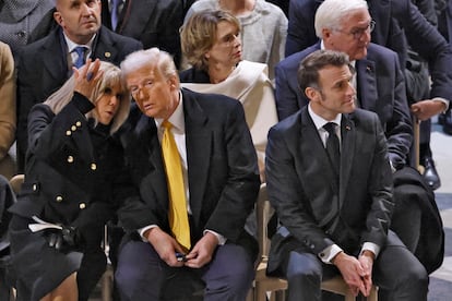 El presidente electo de EE UU, Donald Trump, charla con Brigitte Macron, el pasado sábado durante la ceremonia de reapertura de la catedral de Notre Dame, en París. A la derecha, el presidente francés, Emmanuel Macron.