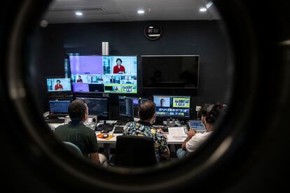 Isabel Celaá, vista desde la sala de control de realización. | Álvaro García