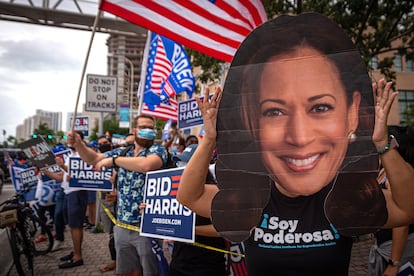 Latinos celebran la victoria de Biden en la Torre de la Libertad de Miami