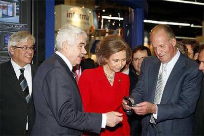 Los Reyes, con Pasqual Maragall y Joan Clos, en la inauguración del Salón de Telefonía Móvil 3GSM.