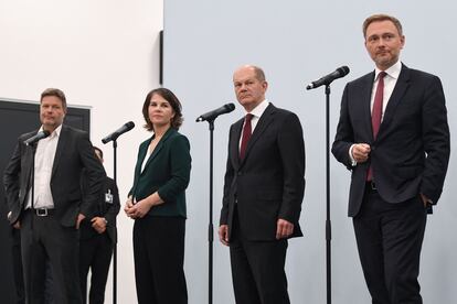 Desde la izquierda, Robert Habeck y Annalena Baerbock, colíderes de los verdes; el vicencanciller en funciones, Olaf Scholz, y el líder del FDP, Christian Lindner, durante una rueda de prensa el 15 de octubre.