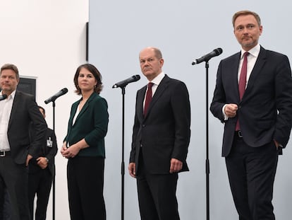 Desde la izquierda, Robert Habeck y Annalena Baerbock, colíderes de los verdes; el vicencanciller en funciones, Olaf Scholz, y el líder del FDP, Christian Lindner, durante una rueda de prensa el 15 de octubre.