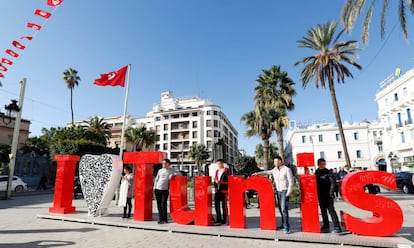 Un grupo de turistas posa para una foto en el centro de Túnez