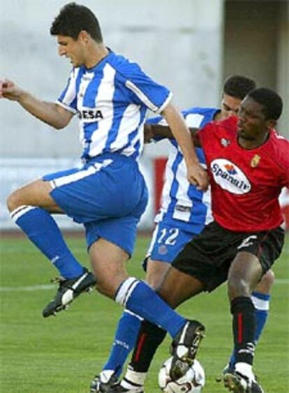 Eto&#39;o disputa un balón a César y Scaloni.