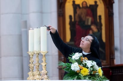 Una monja durante la Eucaristía de la Inmaculada Concepción en la Catedral de La Almudena, en diciembre de 2023.