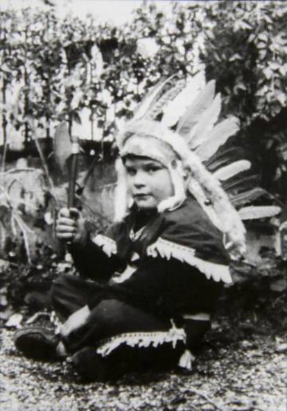 Lluís Homar de niño, disfrazado de indio.