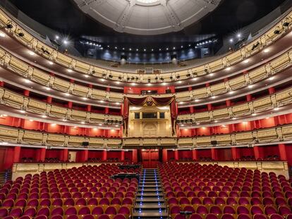 <b>Teatro Real. Las grandes óperas, a esperar más.</b> En la gran sala del Teatro Real se ha detenido el tiempo como si se hubiera producido una estampida. Dos meses después de que se decretara el estado de alarma, el escenario queda con el decorado de 'Aquiles en Esciros', la ópera que no se pudo estrenar, y entre las butacas, la mesa de trabajo de los encargados de la escena con los cuadernos abiertos, el termo de té y unas cajas de pastas a medio terminar. Parece que la obra de Francesco Corselli tendrá que esperar más para volver a salir del cajón. Fue estrenada en Madrid en 1744 y no había vuelto a ser representada. El silencio de los aplausos y las respiraciones contenidas; el espacio que no es en sí nada sin música, sin ovaciones o sin trifulcas; el lugar donde uno ha sido testigo en los últimos 23 años, desde que se reabrió, de noches legendarias y algunos fiascos ha quedado mudo.