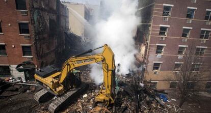 Contin&uacute;an las labores de rescate en Harlem.