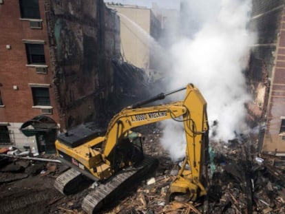 Contin&uacute;an las labores de rescate en Harlem.