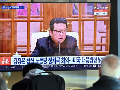 El presidente de Corea del Norte, Kim Jong-un, durante un discurso mostrado en una pantalla colocada en una estación de tren de Seúl.