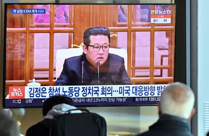 El presidente de Corea del Norte, Kim Jong-un, durante un discurso mostrado en una pantalla colocada en una estación de tren de Seúl.