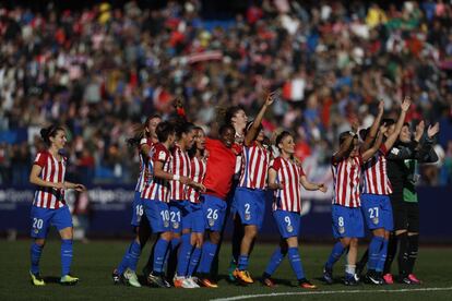 El Atlético de Madrid femenino juega por primera vez en el Calderón en diciembre de 2016. Largas colas y cerca de 14.000 espectadores superaron todos los cálculos de la organización.
