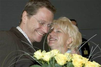 El líder liberal Guido Westerwelle recibe felicitaciones ayer en Berlín.