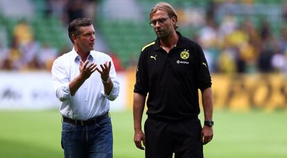 Zorc, director deportivo del Dortmund y el técnico Klopp. 