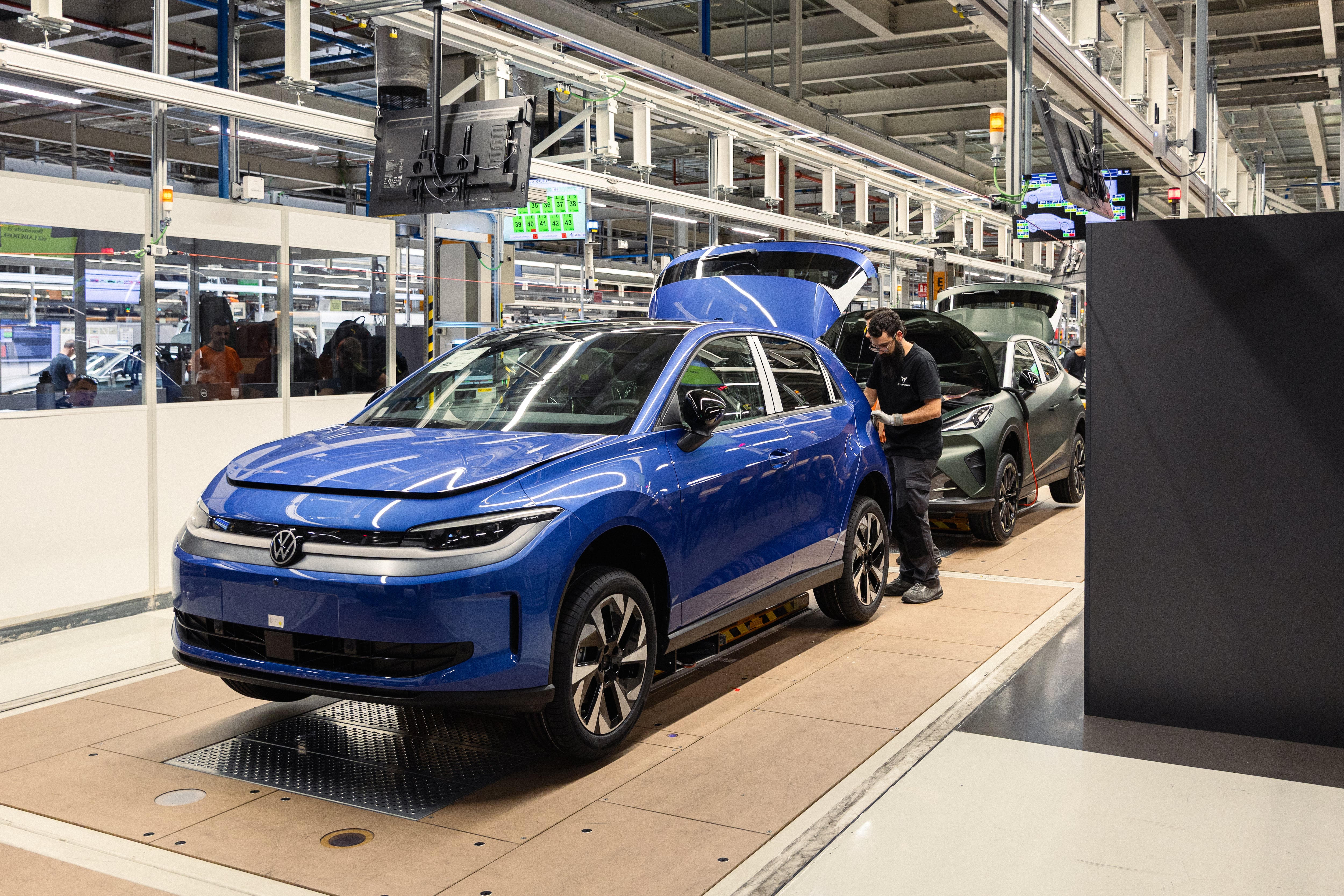 La producción de coches en España vuelve a bajar en mayo por la adaptación de las plantas a nuevos eléctricos