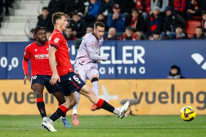 Alex Berenguer, del Athletic Club, tira a puerta durante el partido de ftbol de la Liga entre Osasuna y el Athletic Club este sbado en El Sadar.