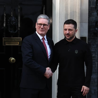 London (United Kingdom), 01/03/2025.- Britain's Prime Minister Kier Starmer (L) greets the President of Ukraine Volodymyr Zelensky (R) ahead of a bilateral meeting, outside 10 Downing Street in London, Britain, 01 March 2025. (Ucrania, Reino Unido, Londres)