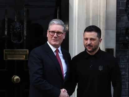 London (United Kingdom), 01/03/2025.- Britain's Prime Minister Kier Starmer (L) greets the President of Ukraine Volodymyr Zelensky (R) ahead of a bilateral meeting, outside 10 Downing Street in London, Britain, 01 March 2025. (Ucrania, Reino Unido, Londres)