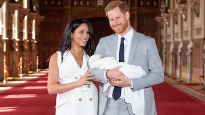 El 6 de mayo de 2019, nació Archie, el primer —y de momento único— hijo de los duques de Sussex. El matrimonio presentó al bebé ante de la prensa dos días después del parto. La pareja, junto al recién nacido, posó en el St. George's hall del castillo de Windsor.