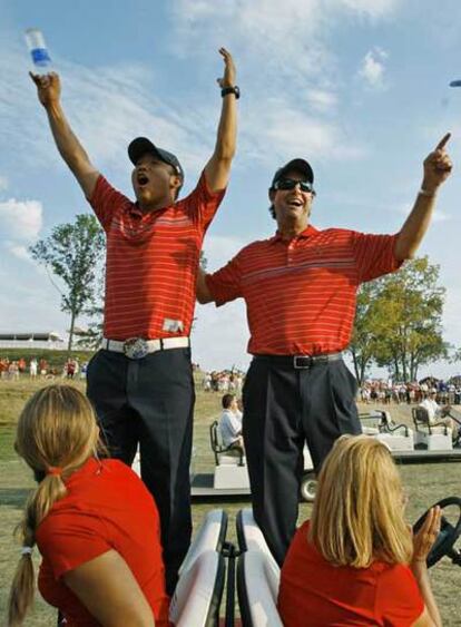 Anthony Kim (izquierda) y el capitán, Paul Azinger, celebran la victoria de EE UU.