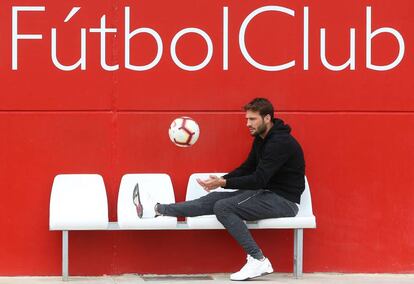 Franco Vázquez posa en la ciudad deportiva del Sevilla.