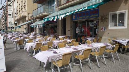 Una terrassa de la Barceloneta buida.