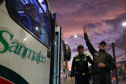 Habitantes del sur de Bogotá hacen fila para abordar los buses de la Policía Nacional para poderse desplazar desde el Portal Sur debido a la falta de transporte público por el paro de transportadores, en Bogotá, el 4 de septiembre de 2024.