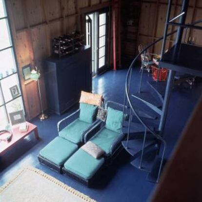 Interior da casa de Capote nos Hamptons, Long Island (Nova York), em cujo salão de dois andares predominavam o colorido do oceano e uma imensa biblioteca que ocupava toda uma parede. A casa foi colocada à venda em 2014 por 60 milhões de reais.