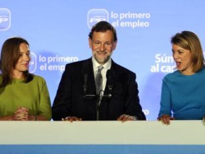 Mariano Rajoy, rodeado de, izquierda a derecha, Ana Mato, su esposa, Elvira Fernández, María Dolores de Cospedal y Soraya Sáenz de Santamaría.