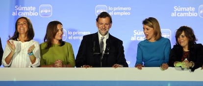 Mariano Rajoy, rodeado de, izquierda a derecha, Ana Mato, su esposa, Elvira Fernández, María Dolores de Cospedal y Soraya Sáenz de Santamaría.